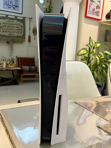 (PS5) Disc Edition, Mint condition with Controller and Wireless Controller charger and 2 games