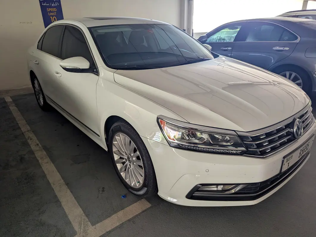 Volkswagen Passat 2016 — photo 1 of 7