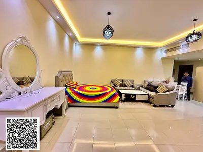 استوديو واسع للبيع _شرفة وموقف سيارات / عائد استثمار مرتفع _في موقع متميز