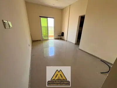 شقة غرفتين وصالة ملكية (2 حمام وبلكونة) مع تكييف مركزي بمساحة ممتازة للإيجار السنوي بسعر لقطة 35 ألف على 6 دفعات ميسرة