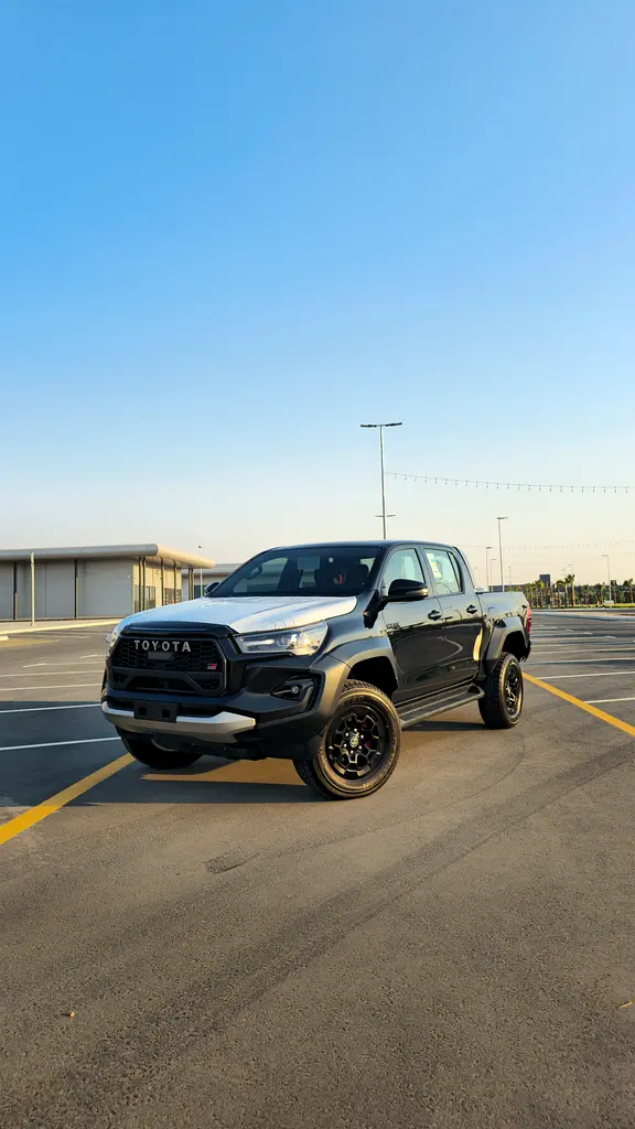 Toyota Hilux 2024 — photo 1 of 19