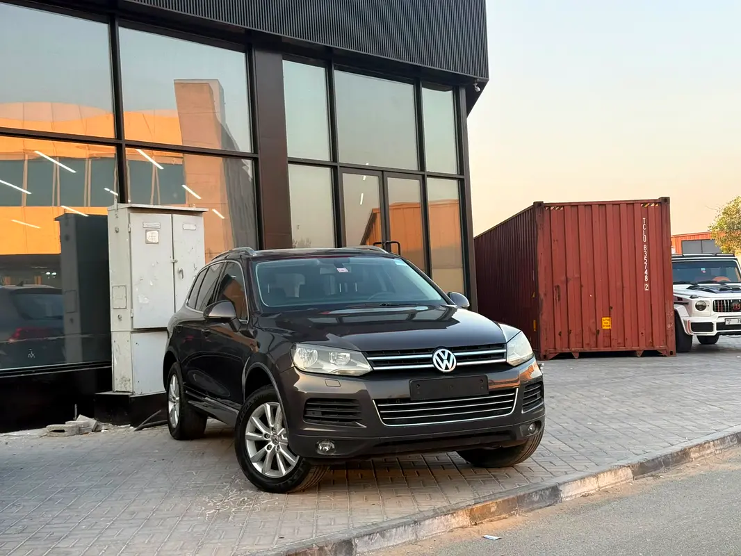 Volkswagen Touareg 2012 — photo 1 of 10