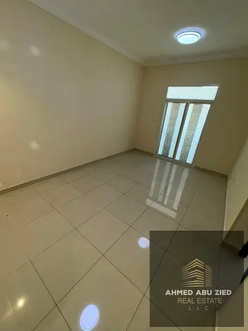 للايجار السنوي (أول ساكن): شقة غرفتين وصالة بمساحة واسعة وبلكونة إطلالة مفتوحة في الجرف 3 بالقرب من السوق الصيني