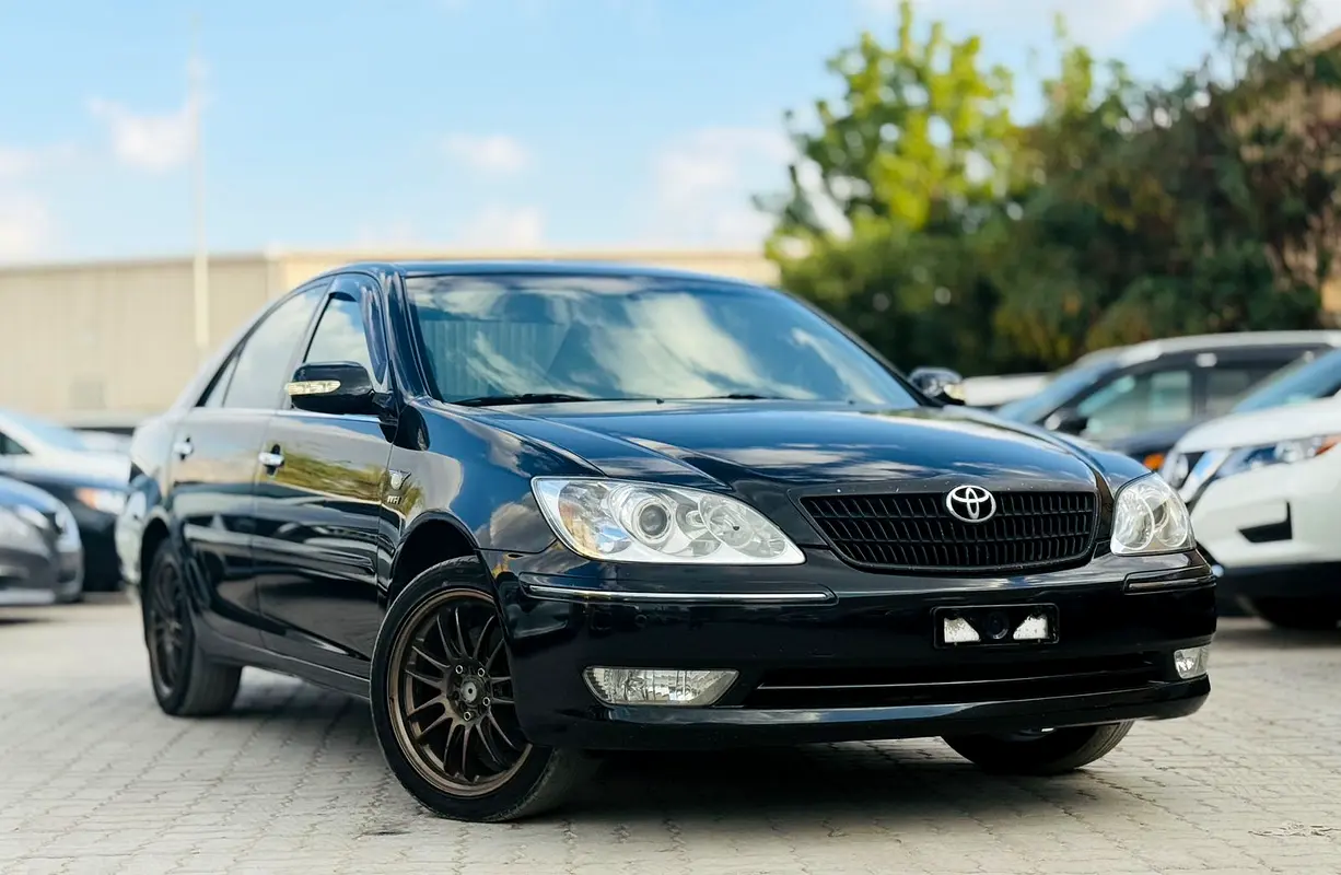 Toyota Camry 2005 — photo 1 of 4