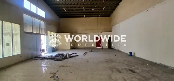 فرصة ذهبية مستودع على الطريق الرئيسي || طريق رئيسي مزدوج الطابق الأرضي، المساحة الإجمالية: 2200 قدم مربع || الإيجار بالدرهم الإماراتي 1,05,000/-
