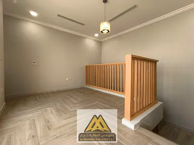 الفيلا تتميز بمساحات واسعة وتصميم عملي مناسب للعائلات، مع مسبح خاص وتراس ومواقف متعددة للسيارات.