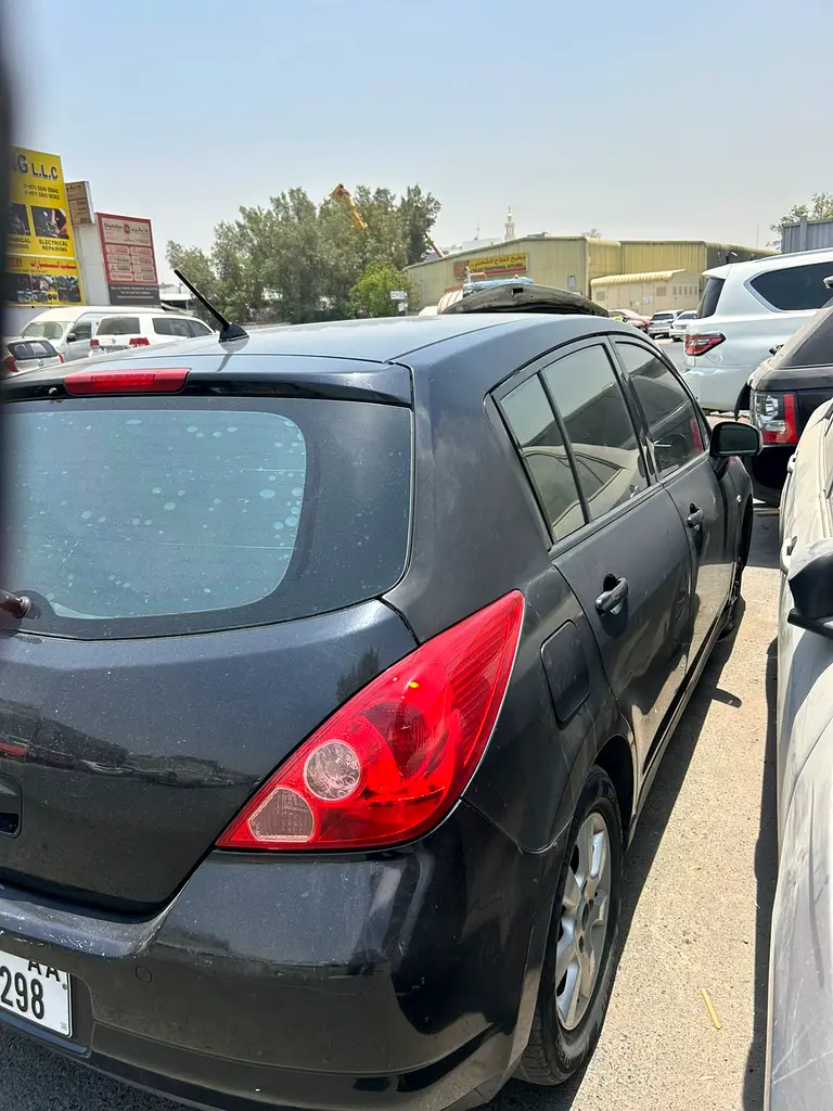 Nissan Tiida 2010 — photo 1 of 4