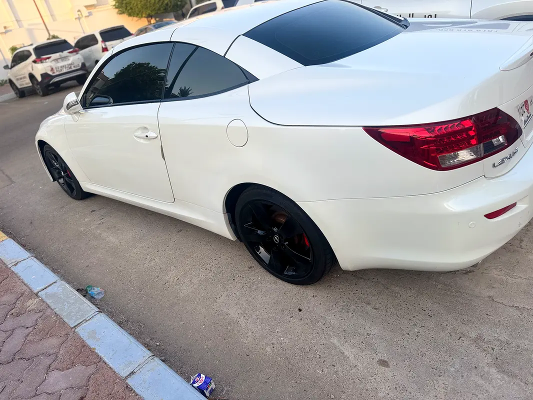 Lexus IS-Series 2010 — photo 1 of 9