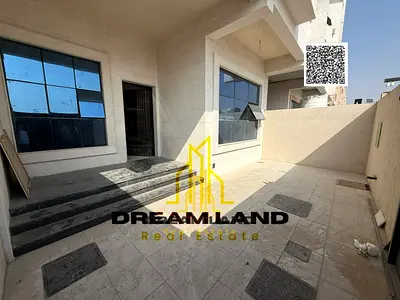 يشمل السعر رسوم التسجيل. منزل تاون هاوس رائع بثلاث قاعات استقبال، يتكون من 4 غرف نوم رئيسية مع خزائن ملابس مدمجة وسطح، معروض للبيع الآن.