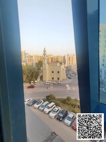 استوديو كبير الحجم / خطوات من نستو / خزائن مدمجة / موقف سيارات + وسائل راحة كاملة / برج فالكون
