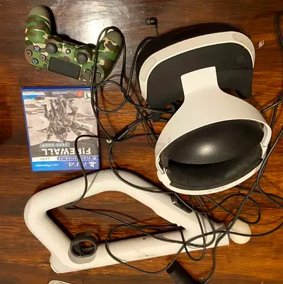 Selling ps4 VR for call of duty and shooting games comes with 1 controller and the VR and the G*N an