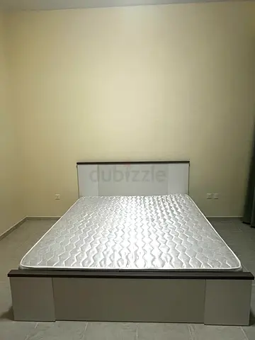 Like new King size bed frame 207X189 and free mattress 180x200x15