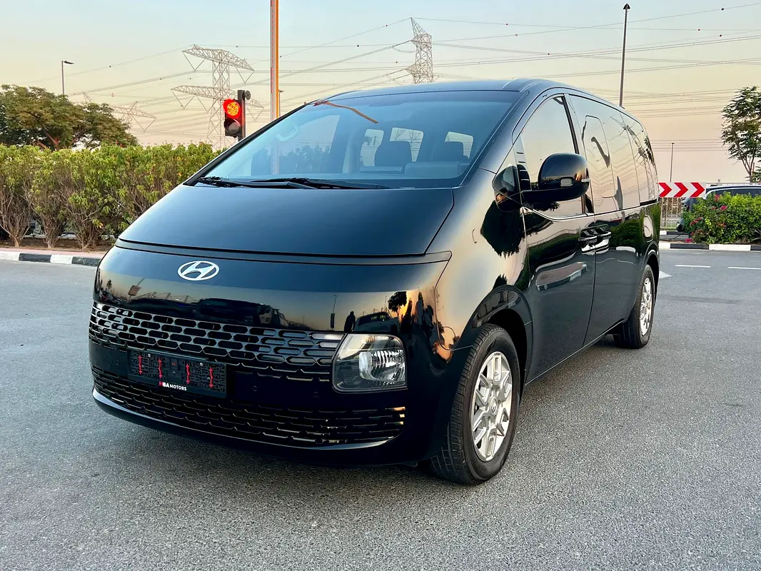 Hyundai Staria 2024 — photo 1 of 20