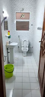 FULLY FURNISHED LADIES BEDSPACE Available in KARAMA Near Metro and BUS Stand