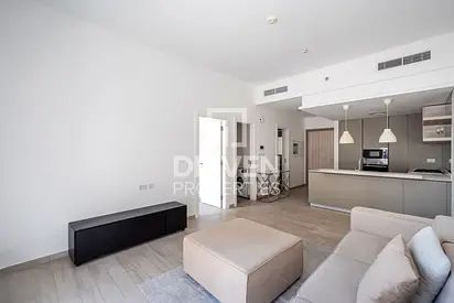 Low Floor | Stylish Unit | Ready to Move in