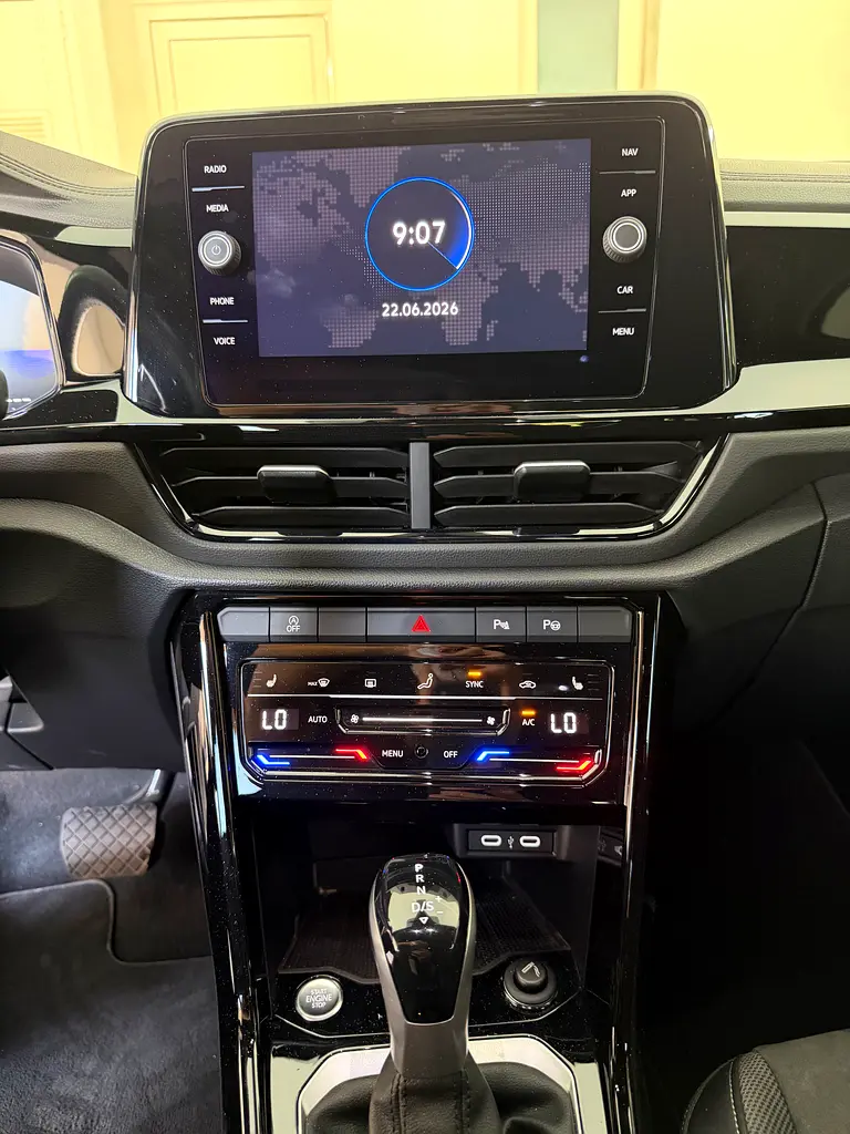 Volkswagen T-Roc 2023 — photo 1 of 11