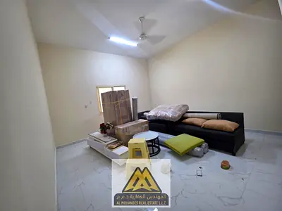 شقة غرفة وصالة مميزة للإيجار السنوي في الروضة 3 عجمان، تتميز بمساحة واسعة وتصميم مريح وموقع استراتيجي على شارع الشيخ عمار مع قرب من جميع الخدمات وسهول