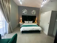 NO COMMISSION, Marina Luxury master bedroom with balcony , marina view, walking distance tram/metro