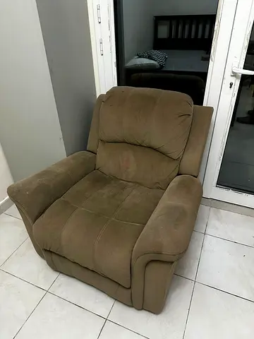 Comfortable single-seater recliner armchair in brown fabric