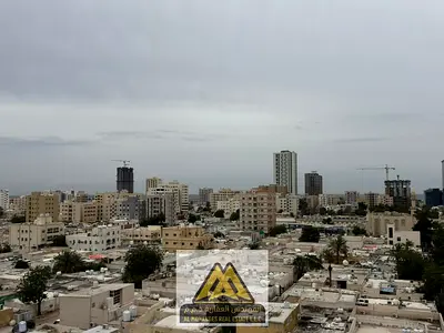 إطلالة بحرية على الخور والميناء | 2 بلكونة | طابق مرتفع (روف) | صيانة على المالك | قريب من المواصلات | موقع مميز قريب من دبي والشارقة | سكن هادئ