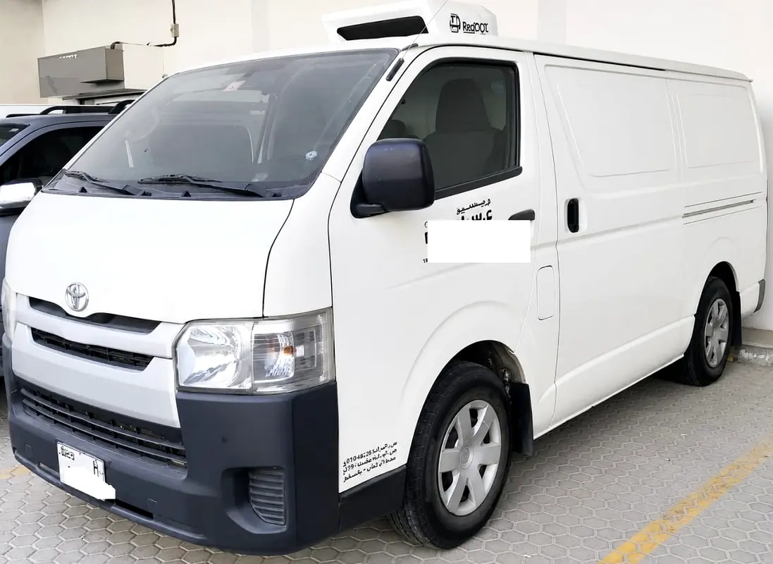 Toyota Hiace 2015 — photo 1 of 2