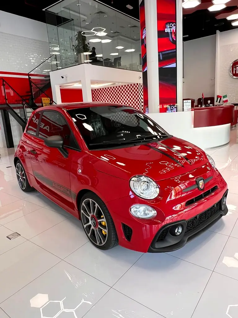 Abarth 695 2023 — photo 1 of 10