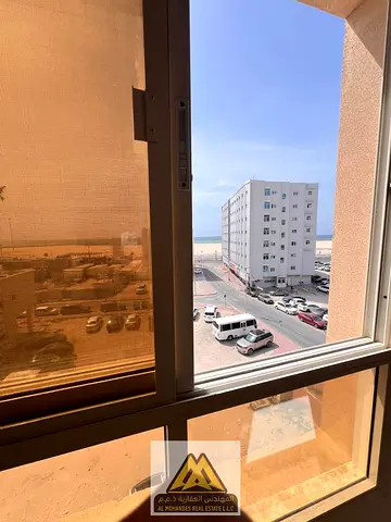 غرفة وصالة كورنيش عجمان ثاني صف إطلالة بحرية غرفة ماستر 2 حمام باركن ترابي 28 ألف 4 دفعات موقع مميز قريب الكورنيش والخدمات والسكن مريح