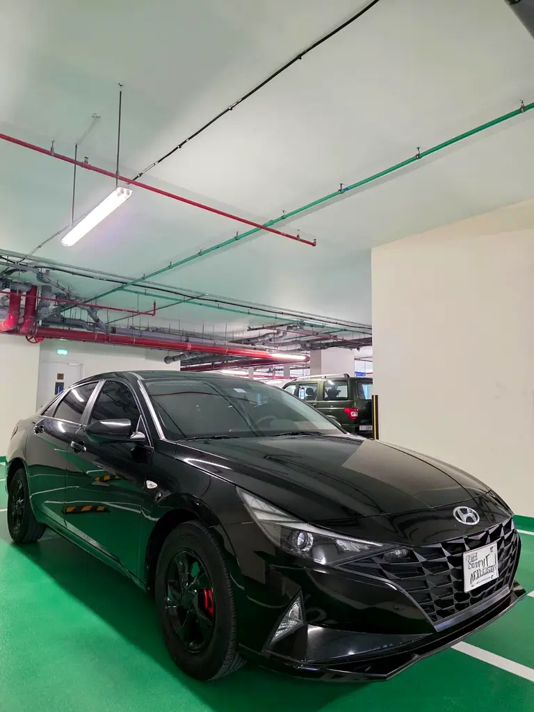 Hyundai Elantra 2023 — photo 1 of 7