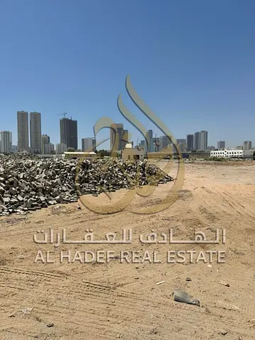 أرض سكنية استثمارية زاوية للبيع في الدبدبة جنوب ضاحية الرحمانية بالشارقة تملك حر للعرب وتصريح أرضي وطابقين بموقع استثماري مميز