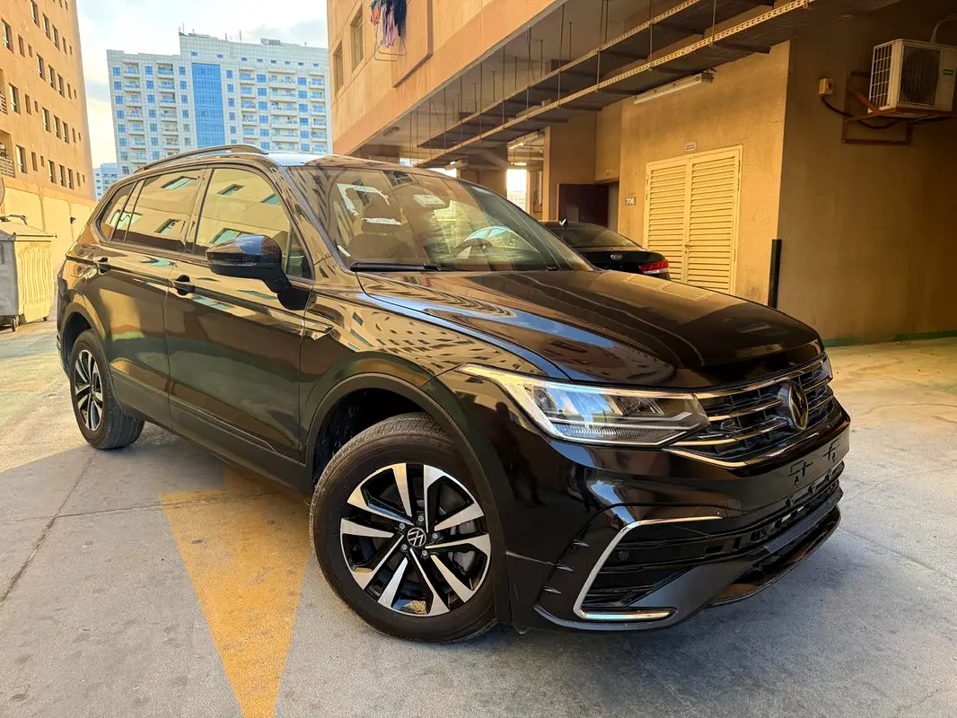 Volkswagen Tiguan 2024 — photo 1 of 20