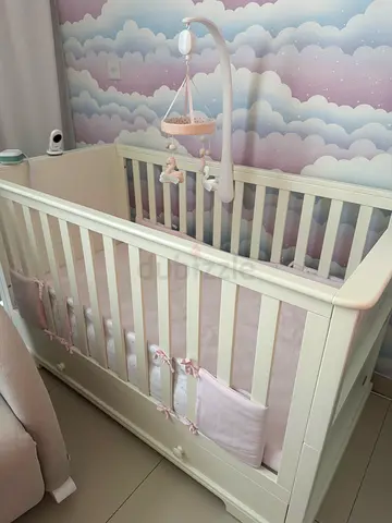 White Wooden Baby Crib with Mobile and Storage Drawer from mamaspapas - Good Condition