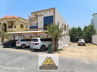 5 غرف نوم ماستر مجلس واسع صالتان مطبخ رئيسي مطبخ تحضيري غرفة خادمة تكييف مركزي مفروشة بالكامل موقع مميز على شارع وسكة  قريبة من جميع الخدمات