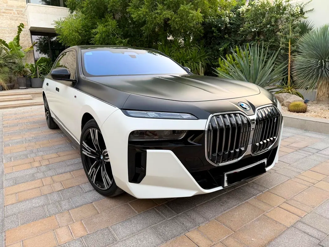 BMW i7 2023 — photo 1 of 7