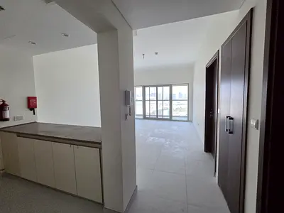 Road View | Large Layout | High Floor