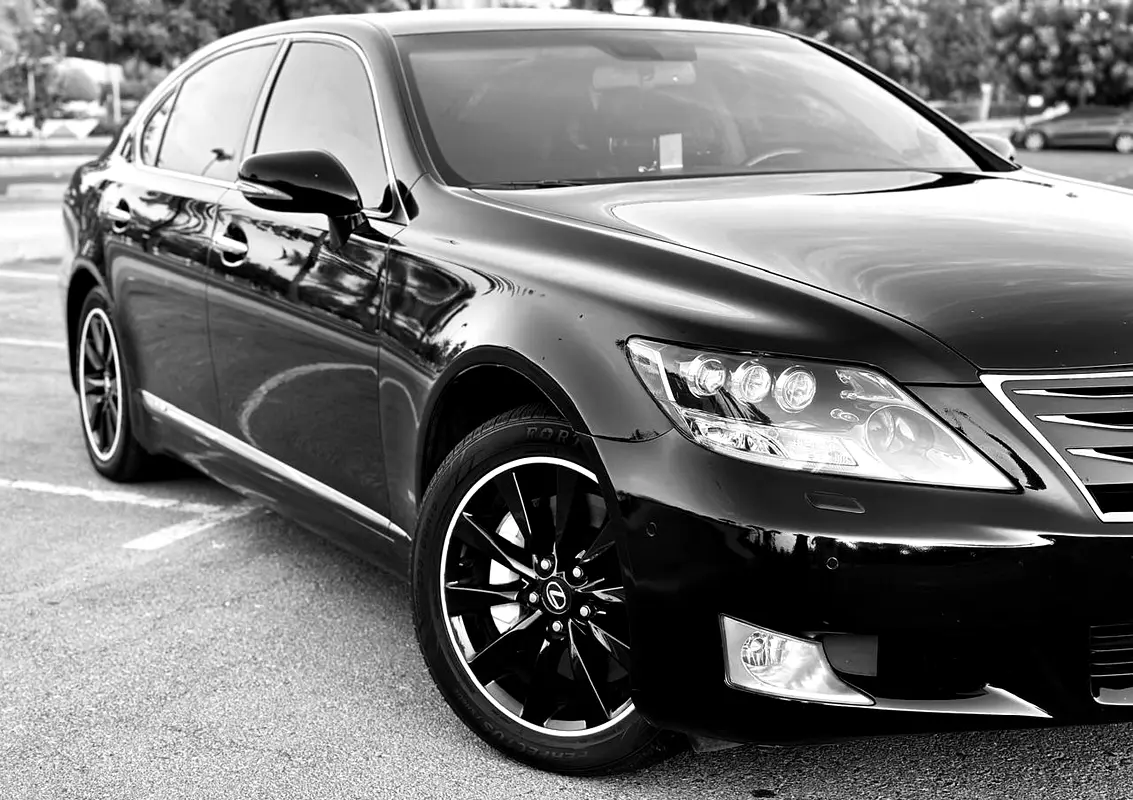 Lexus LS-Series 2012 — photo 1 of 20