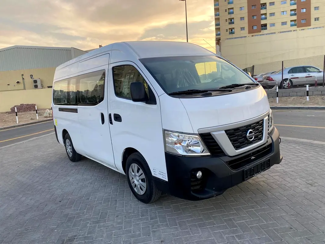Nissan Urvan 2022 — photo 1 of 10