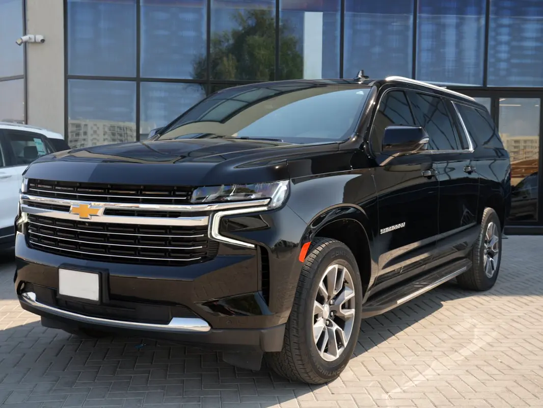Chevrolet Suburban 2023 — photo 1 of 13