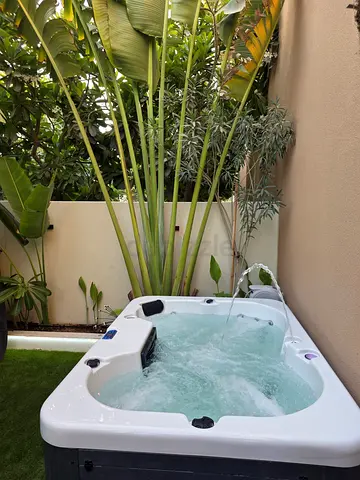 Outdoor 4-Person Jacuzzi / Hot Tub in Great Working Condition