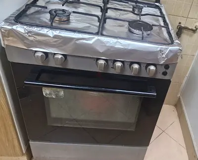 Used freestanding gas oven with 4-burner stovetop - working condition