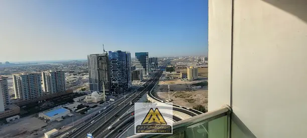 شقة 3 غرف وصالة مع غرفة خادمة وبلكونة وإطلالة مفتوحة في برج عائلي مع جيم ومسبح وباركن مجاني بموقع حيوي في الجرف 2