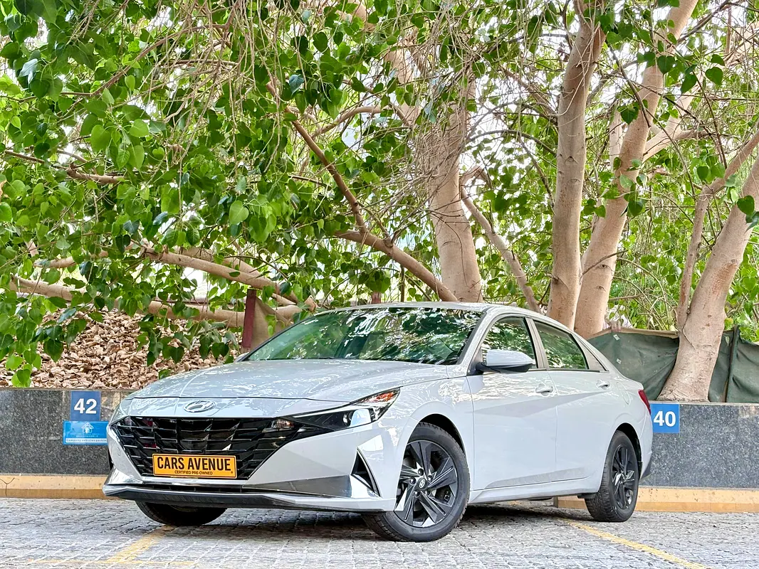 Hyundai Elantra 2022 — photo 1 of 9