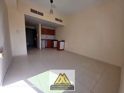 استوديو واسع ونظيف للإيجار السنوي في الراشدية بجوار أبراج الفالكون بتكييف مركزي وموقع حيوي