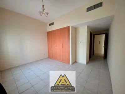 شقة لقطه غرفة وصالة قرب مرسى كورنيش عجمان بلكونة مفتوحة وخزائن بالحائط