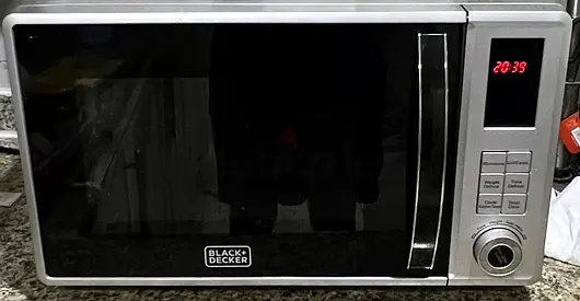 Used Black+Decker Countertop Microwave - Excellent Working Condition.