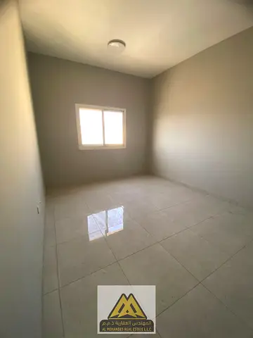 الشقة تتميز ببلكونة مميزة، غرف ماستر، وخزائن حائط، مع تكييف مركزي وموقع قريب من جميع الخدمات.