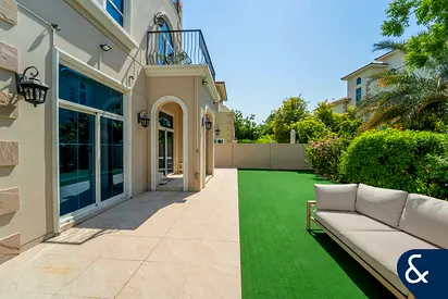 Spacious 5 Bed | Corner Villa | Park Backing