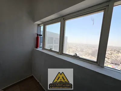 شقة واسعة بتصميم منفصل | بلكونة | مطبخ مغلق | تكييف مركزي | صيانة مجانية على المالك | باركن مجاني | موقع مميز على شارع الشيخ خليفة | داخل برج المدينة