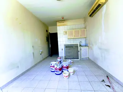 spacious and affordable studio close to road for family/Bachelor