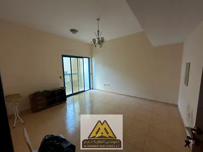 شقة بمساحة واسعة وتصميم عملي تقع في موقع مميز جداً