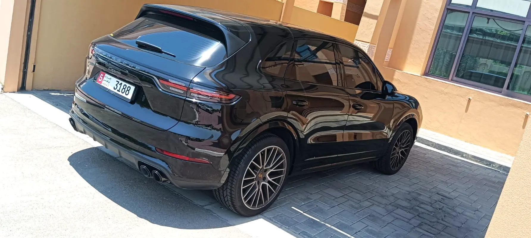 Porsche Cayenne 2023 — photo 1 of 8